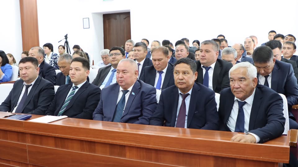 Жиналысқа қатысып отырған мемлекеттік қызметшілер