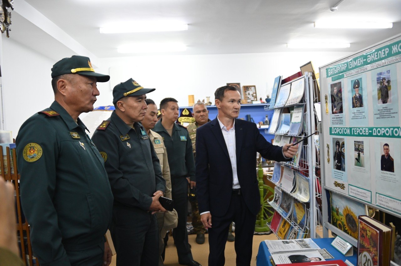 Ministry of Defence personnel met with young people from the Burlinsky and Terektinsky districts.