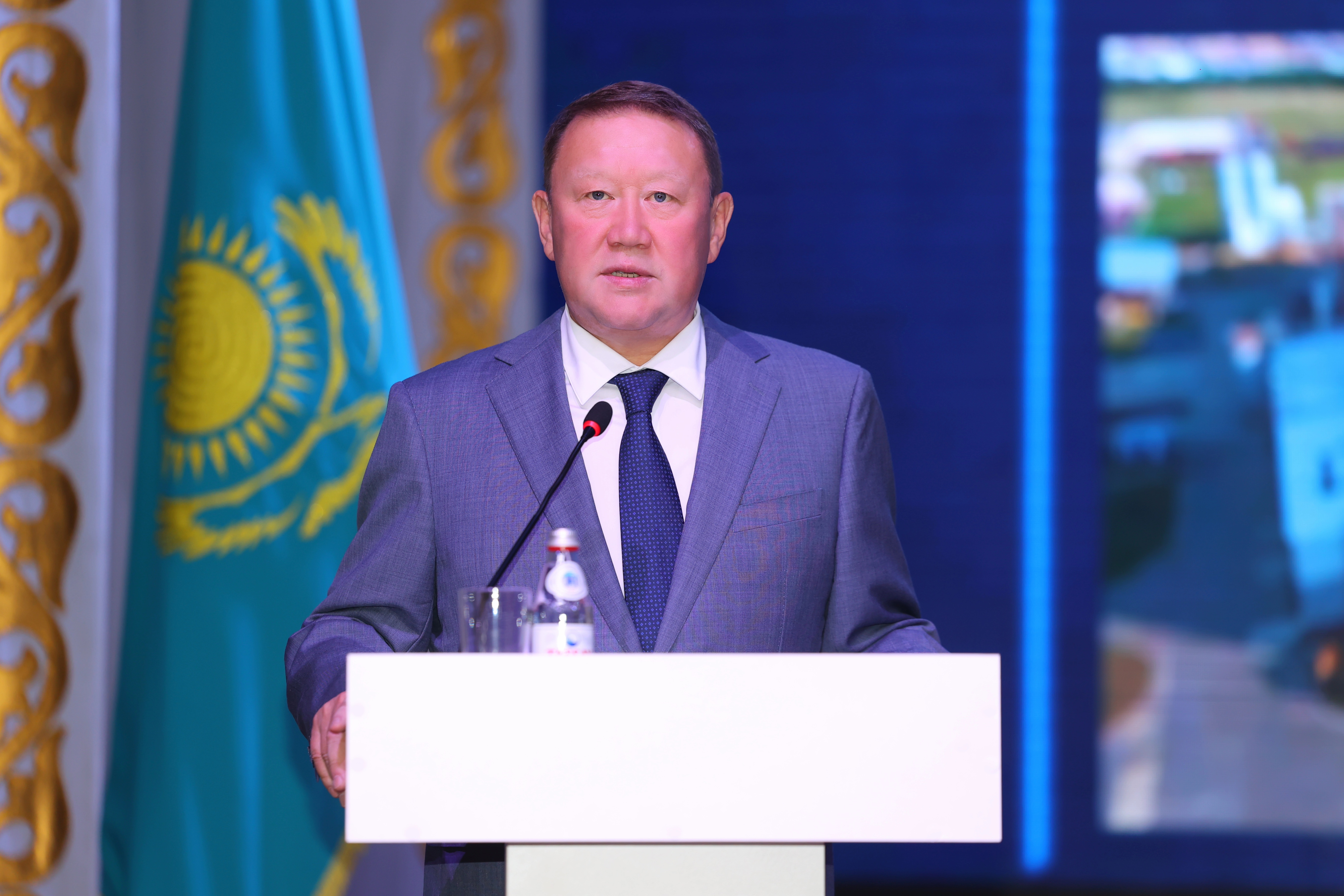 Қостанай облысының әкімі кездесуге қатысушылар алдында сөз сөйлейді.