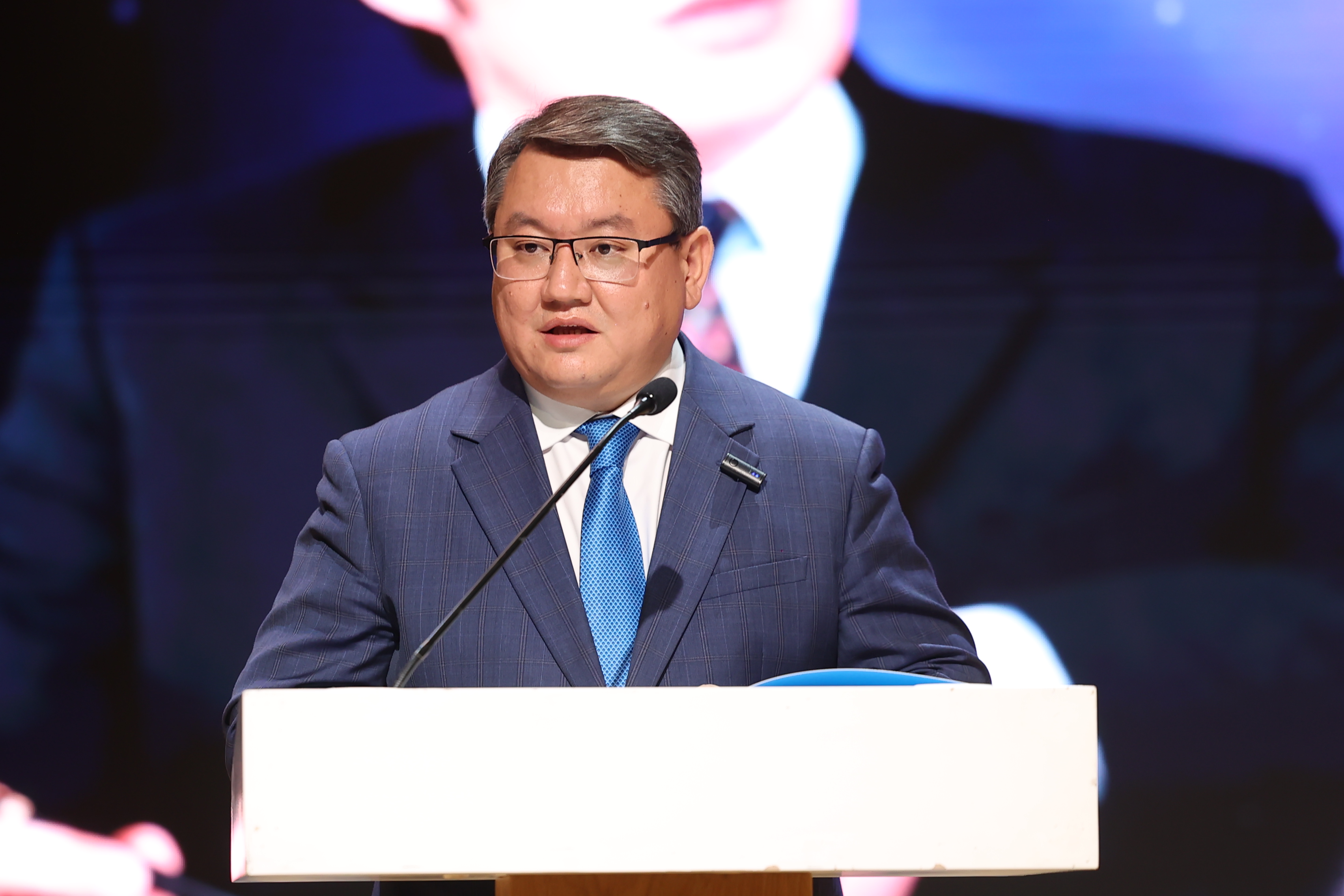 Қазақстан Республикасы Президентінің кеңесшісі Мәлік Отарбаев Мемлекет басшысының құттықтау хатын оқиды.