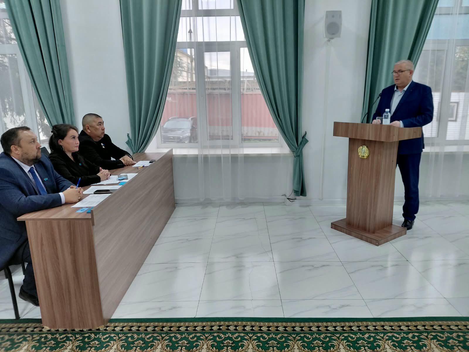 Тұрғын үй коммуналдық шаруашылық бөлімінің басшысы сөз сөйлейді