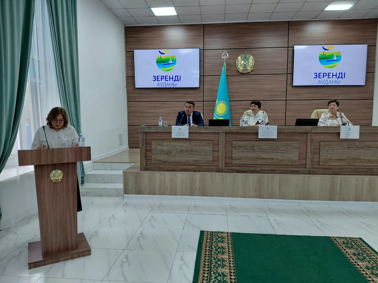 Экономика және қаржы бөлімінің басшысы сөз сөйлейді