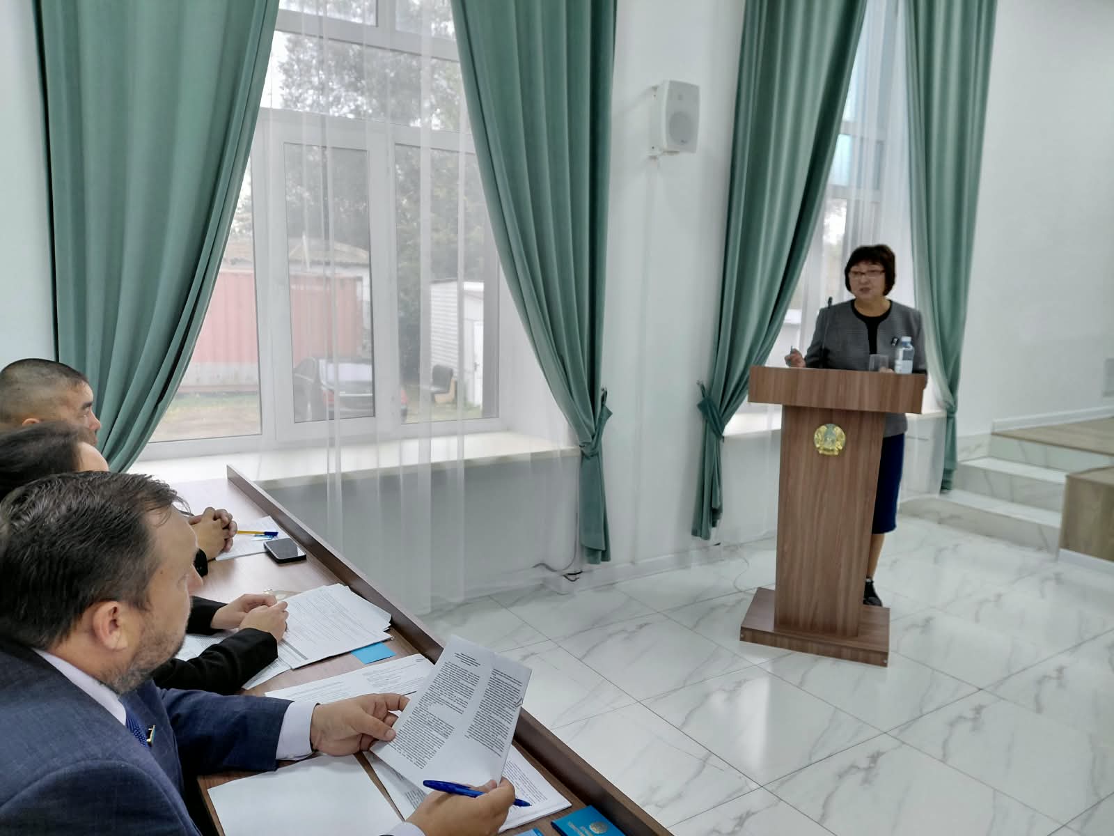 Кәсіпкерлік және өнеркәсіп бөлімінің басшысы сөз сөйлейді