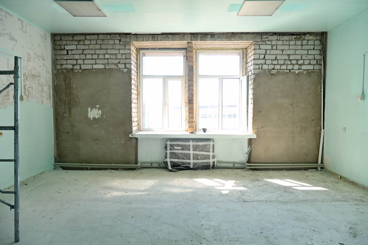 Жөндеу жұмыстары жүріп жатқан, терезесі бар бос бөлме.
