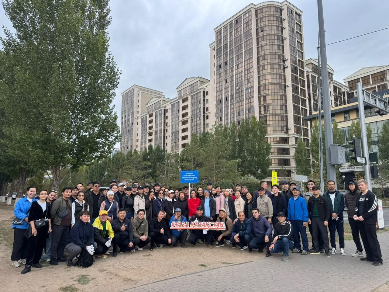 «Таза Қазақстан»: Еңбек және халықты әлеуметтік қорғау  министрлігінің қызметкерлері экологиялық акцияға қатысты