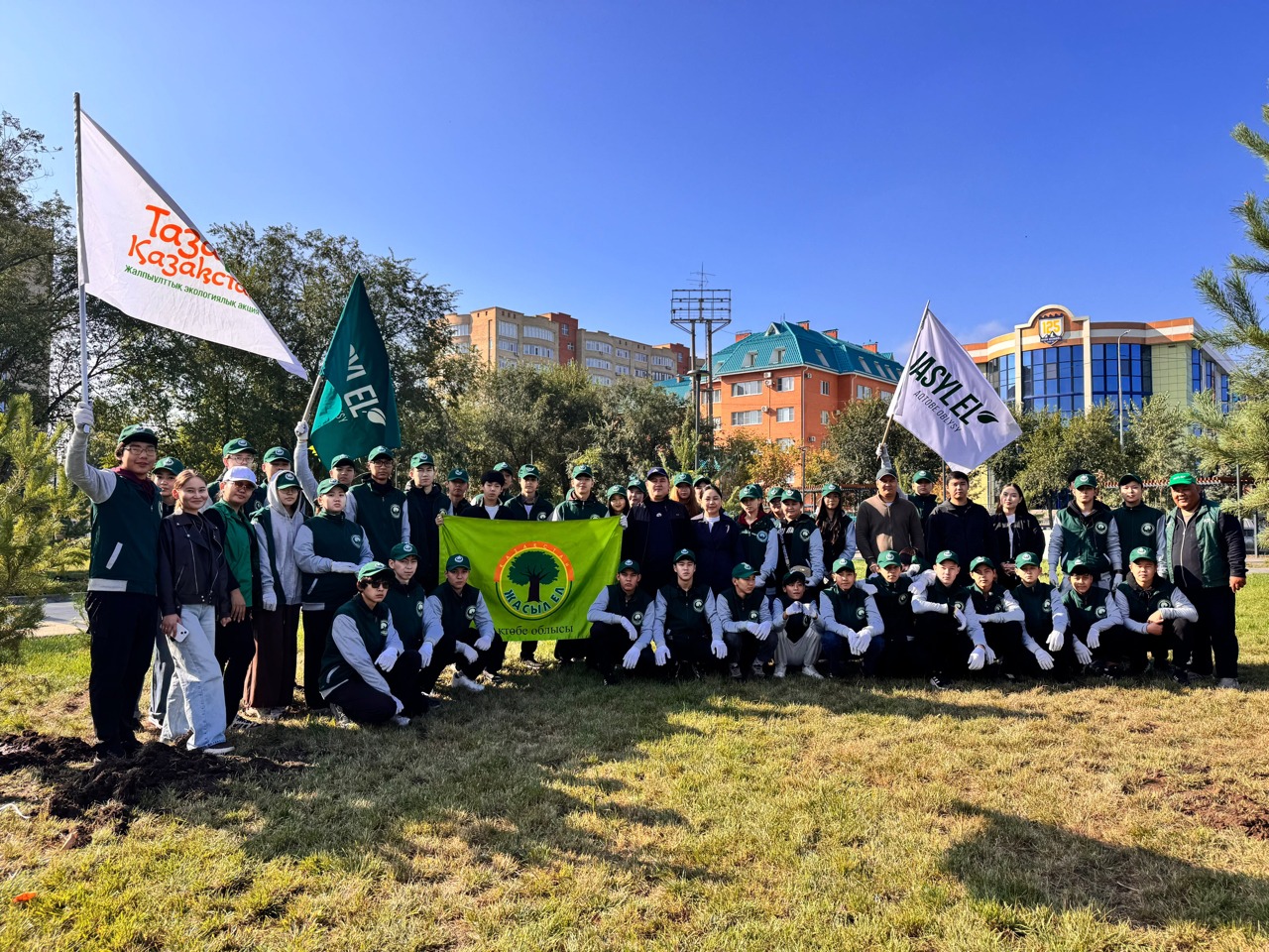 WORLD CLEANUP DAY: 100 YOUNG PEOPLE