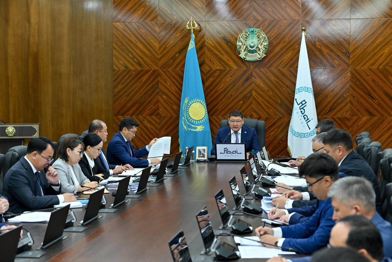 Қазақстан Республикасының мемлекеттік рәміктері мен Абай университетінің туы алдында өткізіліп жатқан ресми жиналыс.