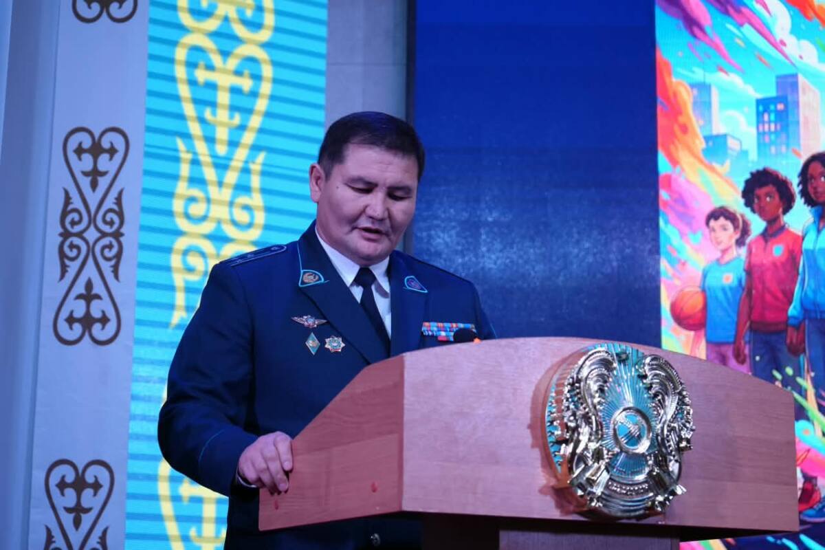 Трибунада сөйлеп тұрған Қарағанды қаласы полиция басқармасының бастығы Шахназар Салин.