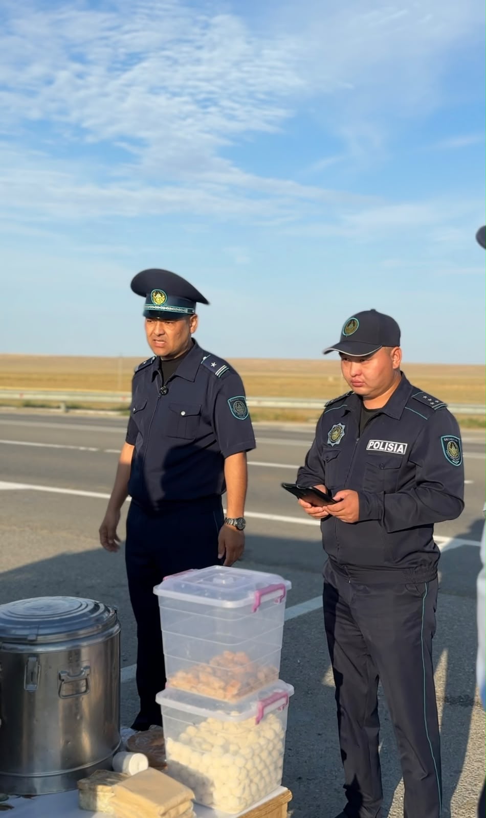 Іс-шара барысында Маңғыстау ауданы полиция бөлімінің бастығының орынбасары, полиция майоры Б. Берікбаев жол жиегінде заңсыз сауда жүргізіп отырған азаматтармен түсіндіру жұмыстарын жүргізді.