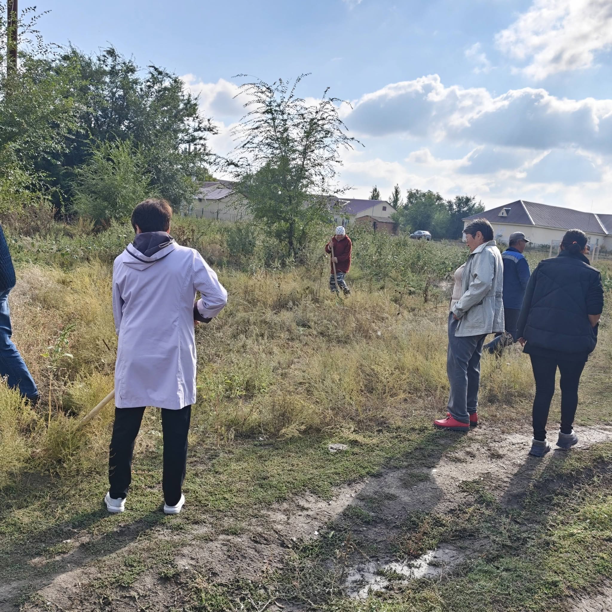 Ашық алаңда жиналған адамдар тобы.