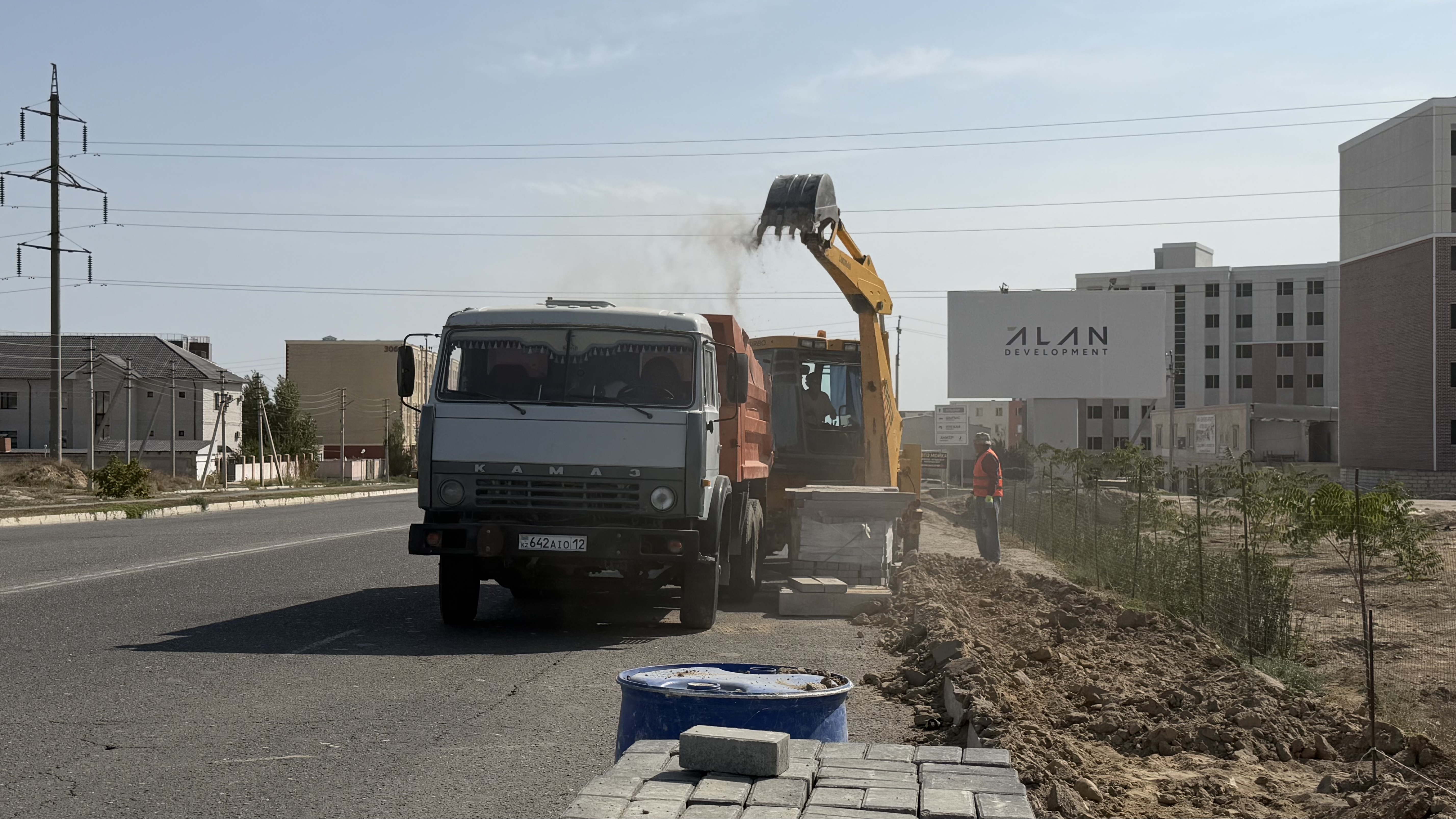 В 29А микрорайоне Актау строят новую пешеходную дорожку