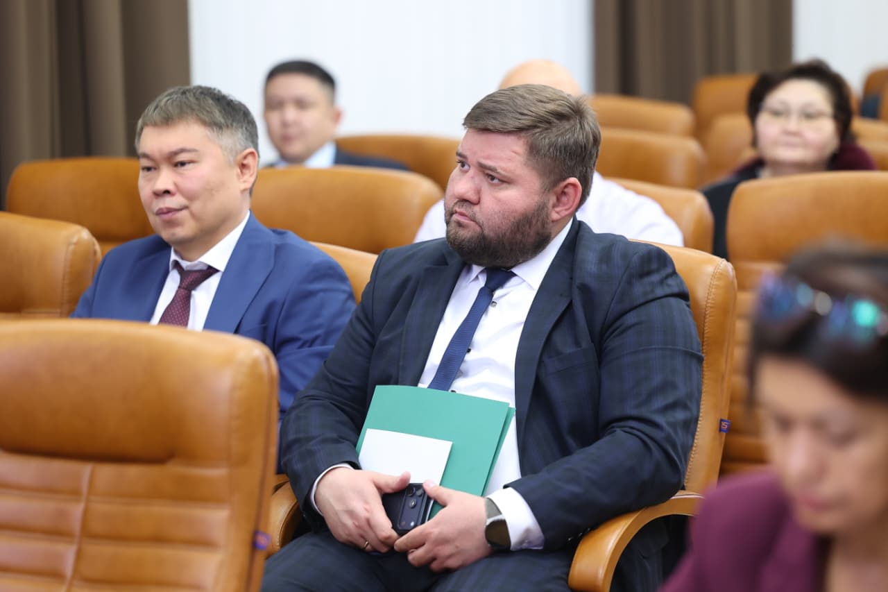 Отырысқа қатысушылар облыстың қалалары мен аудандарының алдағы жылыту маусымына дайындығы туралы баяндамаларды тыңдады.