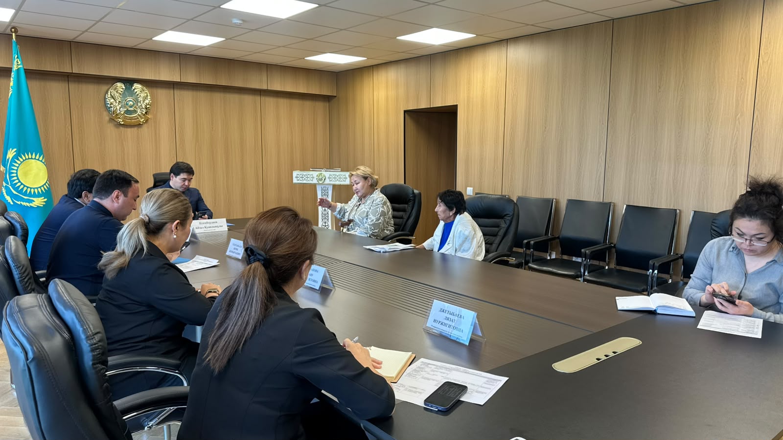 Әуезов ауданының әкімі азаматтарды жеке мәселелері бойынша қабылдады