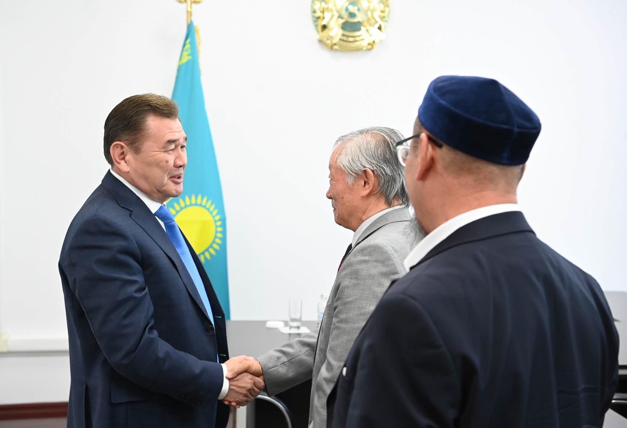 Облыс әкімі Мұрат Ергешбаев азаматтарды кезектілік тәртібімен жеке мәселелері бойынша қабылдады. Қабылдауға 19 адам жазылып, оның үшеуі онлайн форматта қатысты.