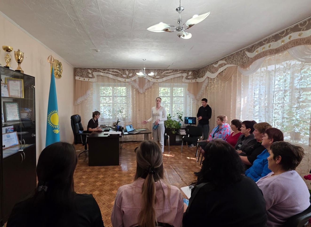 23 қыркүйекте «Инновациялық білім беру» қоғамдық бірлестігінің қызметкерлері аға буын өкілдеріне оқыту дәрісін өткізді.