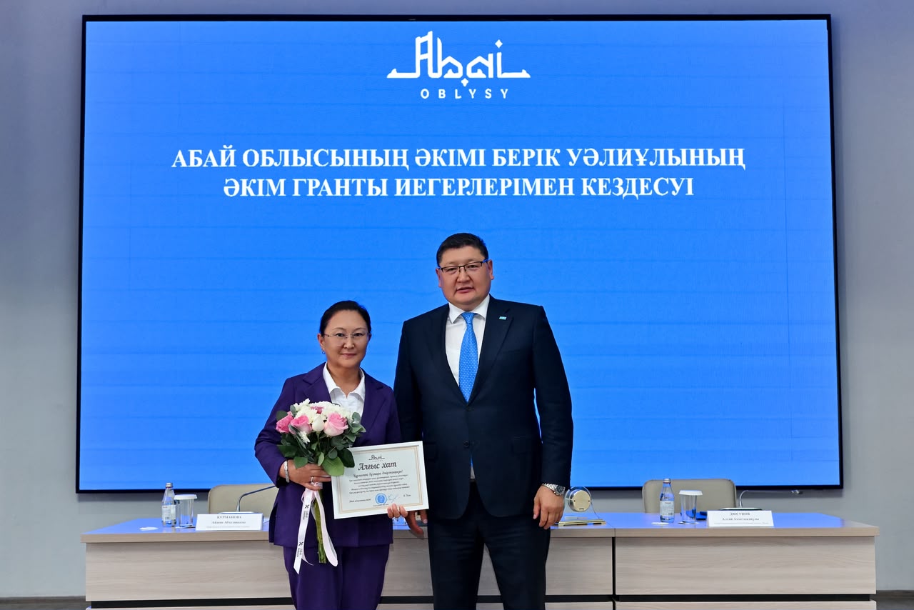 Абай облысының әкімі Б. Уәлиұлы грант иегеріне алғыс хат табыстап жатыр.