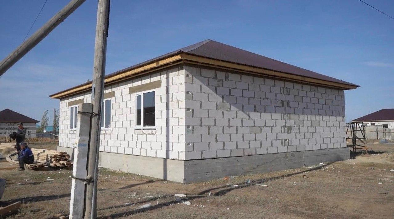 Газоблоктан салынып жатқан бір қабатты үйдің сыртқы көрінісі.