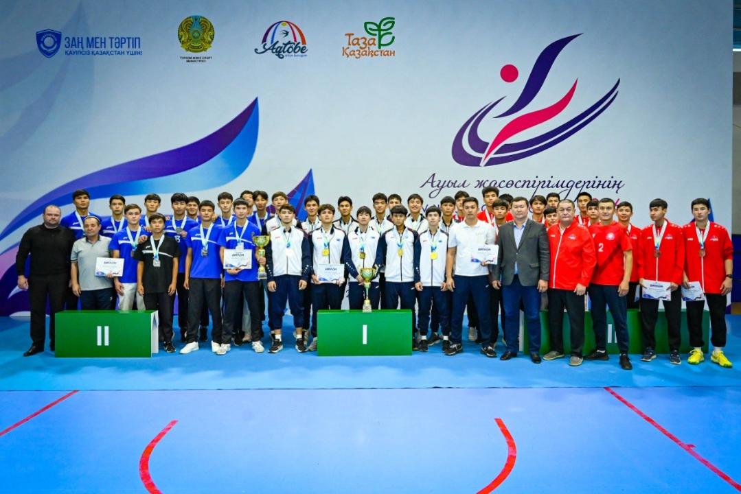 Спорттық жарыс жеңімпаздары мен төрешілерінің награградтау рәсіміндегі топтық суреті.