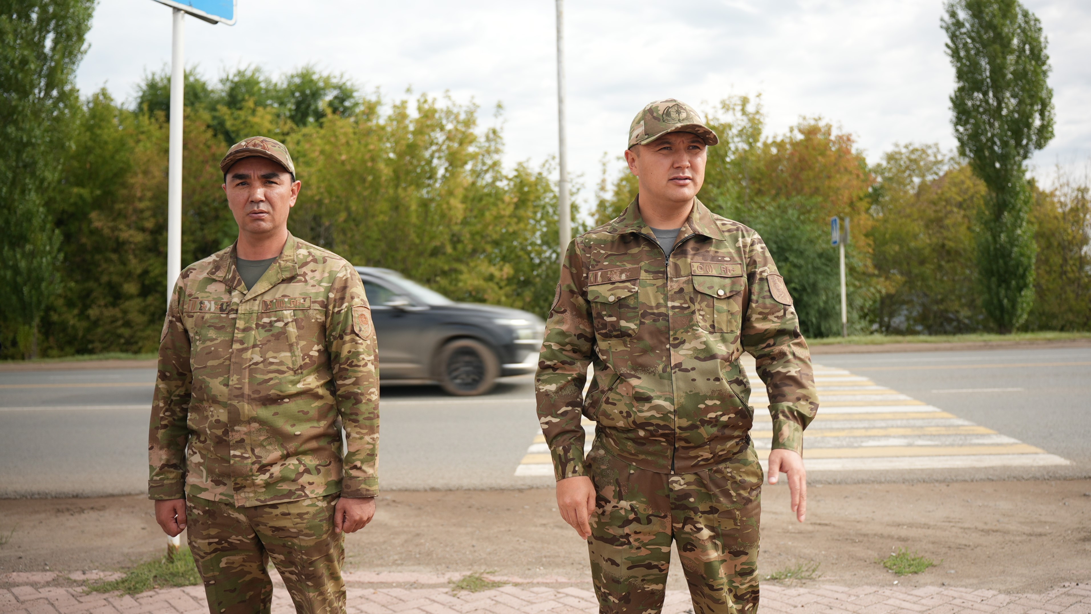 БҚО ТЖД бастығының орынбасары Мусиев Нұралы мен МҚІЖК бастығының орынбасары қызметкерлерге аулаларды аралаудың мақсаты мен орнын сапта жеткізеді