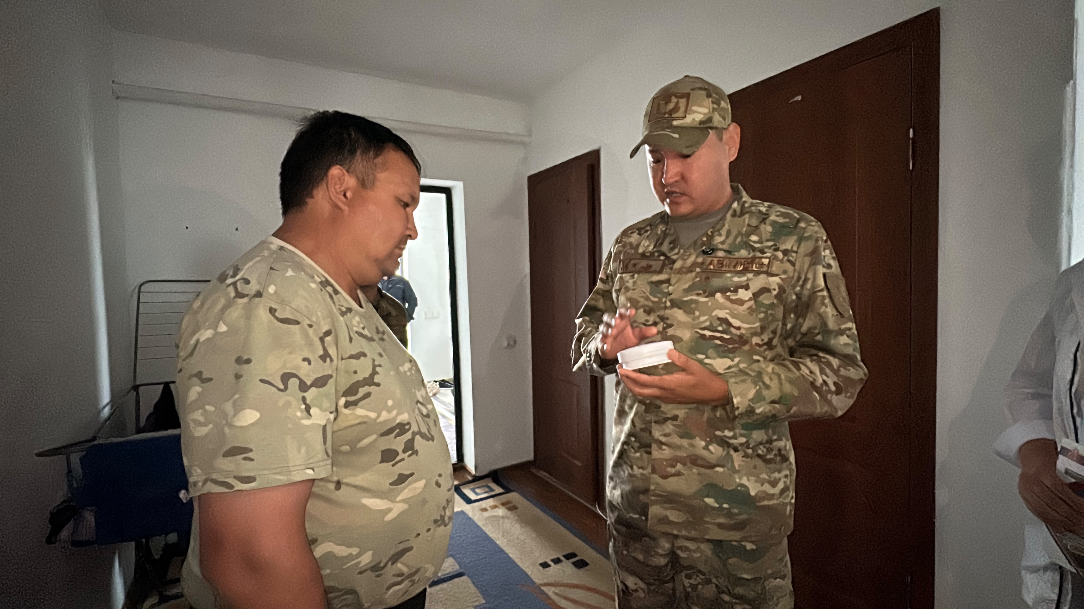 Спасатели ДЧС ВКО  устанавливают датчики угарного газа