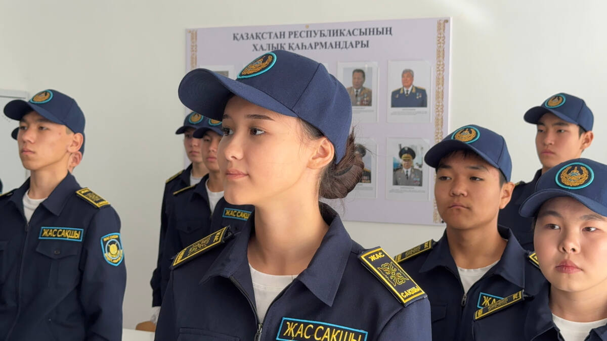 Көк форма киген «Жас сақшы» курсанттары.