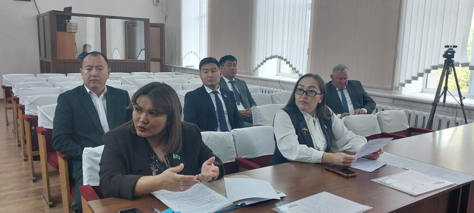суретте аудандық мәслихат депутаттары ақпарат берушілерге сұрақ қоюда