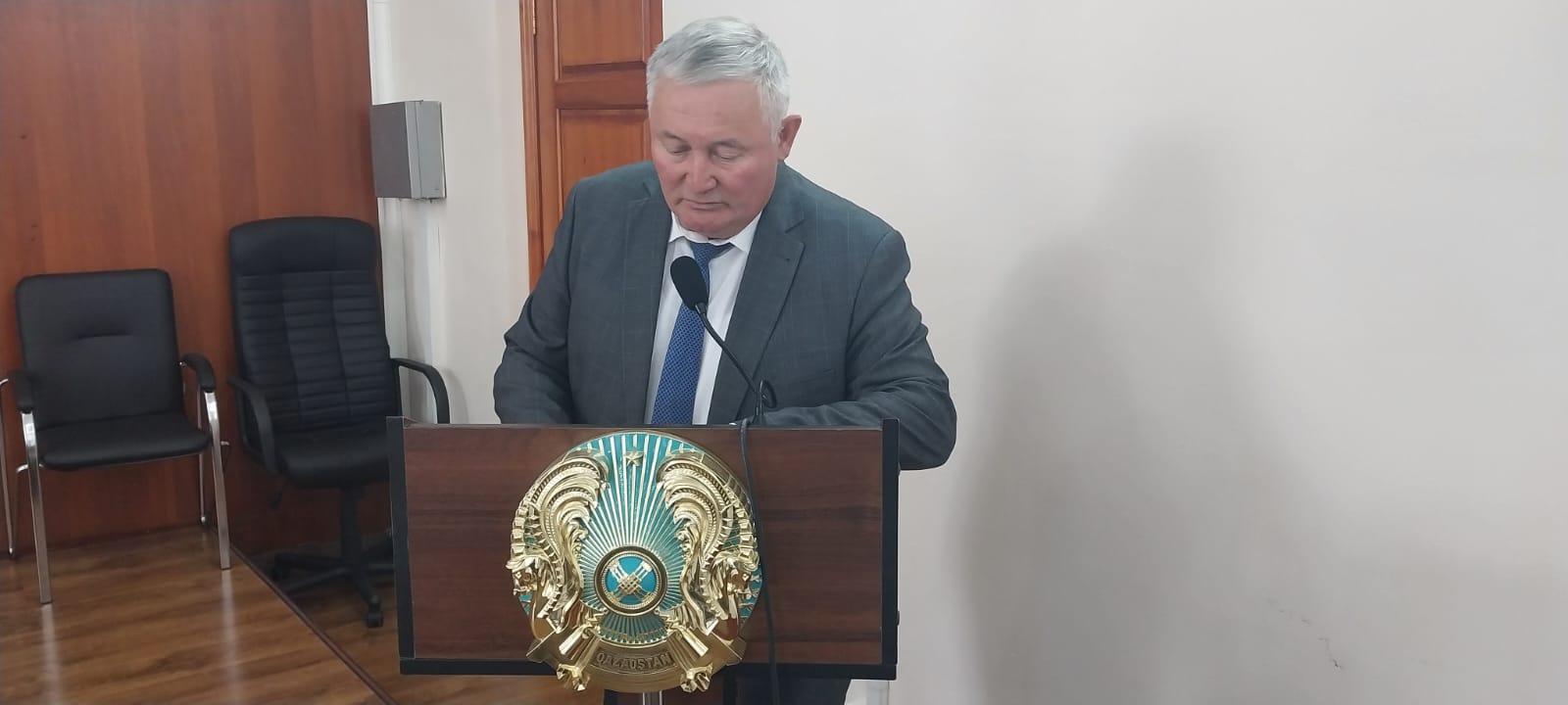 суретте аудандық кәсіпкерлік және ауыл шаруашылығы бөлімінің басшысы Ардак Амангалиевич Омиртаев ақпарат беруде