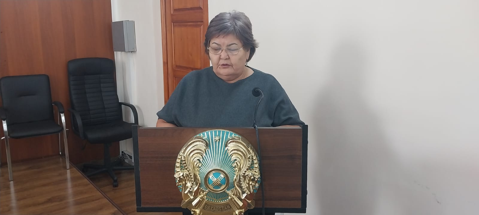 суретте аудандық жұмыспен қамту және әлеуметтік бағдарламалар бөлімі басшысының міндетін атқарушы Шарбан Сабырхановна Туктыбаева ақпарат беруде