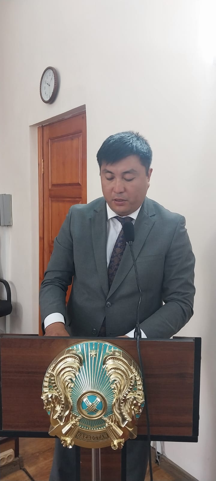 суретте аудандық жер қатынастары бөлімінің басшысы Каримхан Бекболатович Толеуов ақпарат беруде