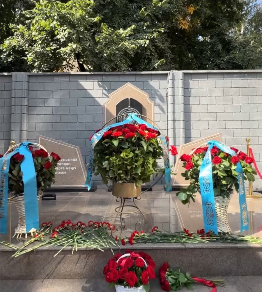 Алматыда қызметтік міндетін атқару кезінде қаза болған полиция қызметкерлеріне арналған ескерткіш ашылды
