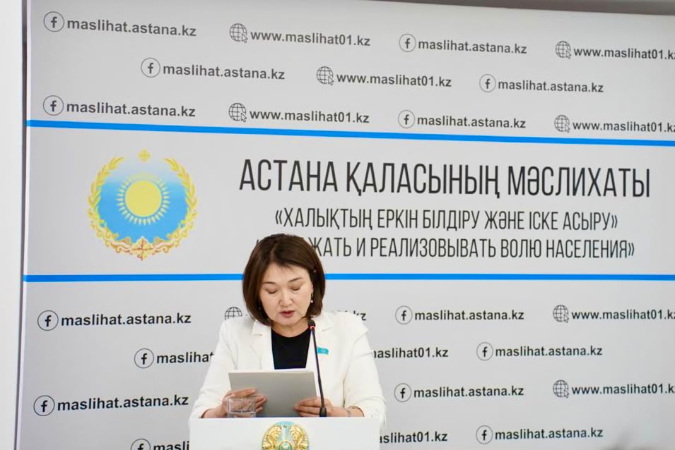 Астана қаласының мәслихаты алдында сөйлеп тұрған әйел адам.