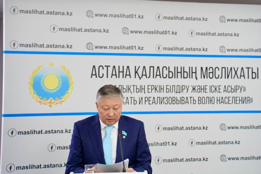 Астана қаласының мәслихатының алдында сөйлеп тұрған ер адам.