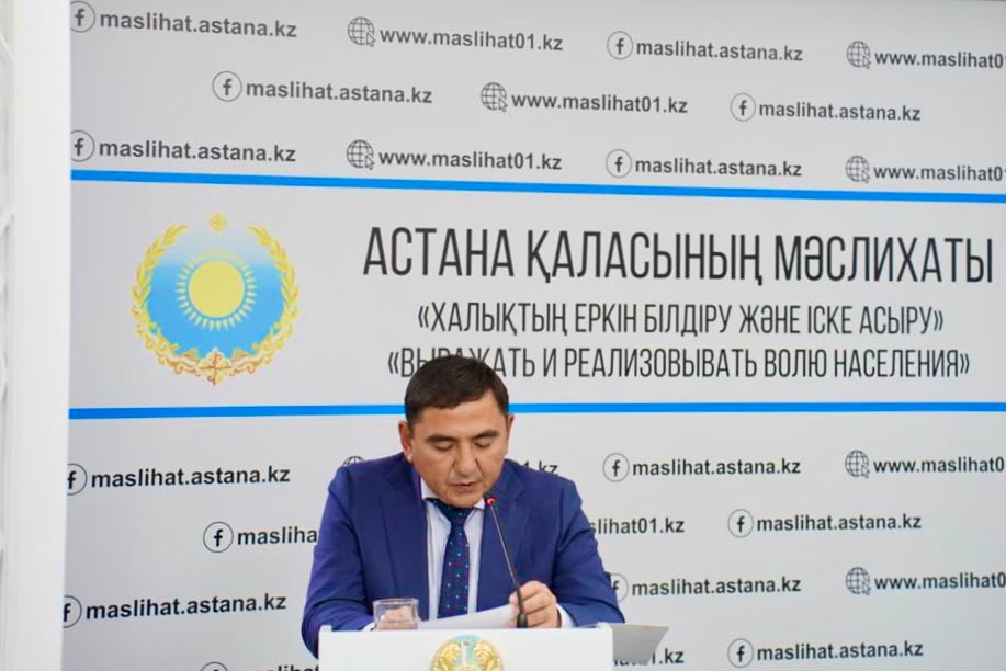 Астана қаласының мәслихаты алдында сөйлеп тұрған ер адам.