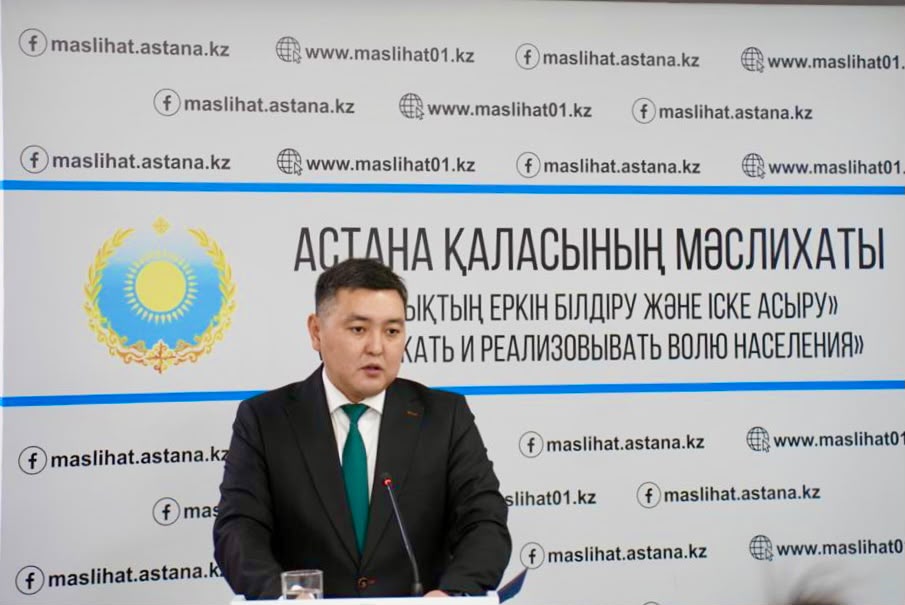 Астана қаласының мәслихаты алдында сөйлеп тұрған ер адам.