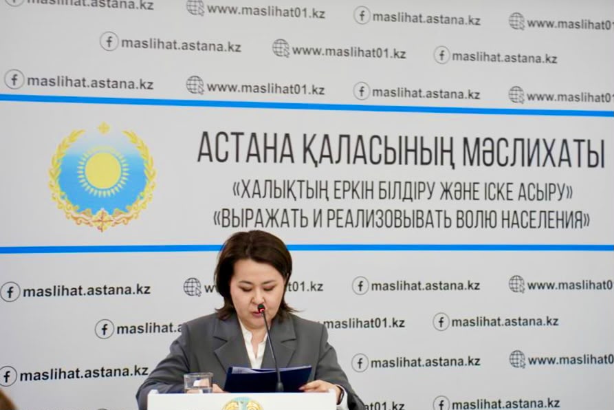 Астана қаласының мәслихатының алдында сөйлеп тұрған әйел.