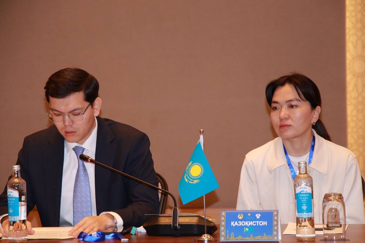Қазақстан делегациясының өкілдері келіссөздер үстелінде.