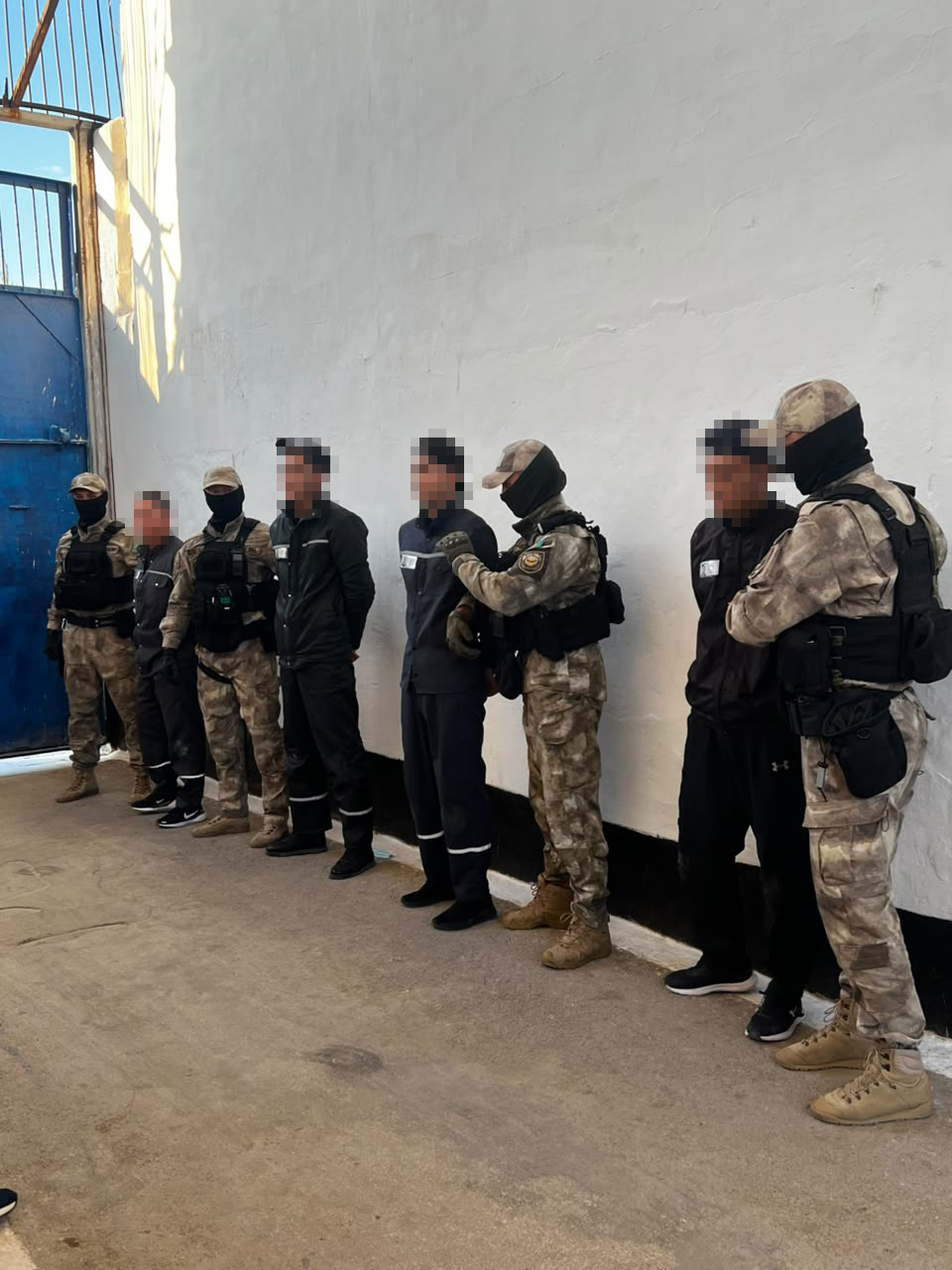 Камуфляж киген арнайы бөлімше сарбаздары мен ұстауға алынған адамдардың тізілімі.