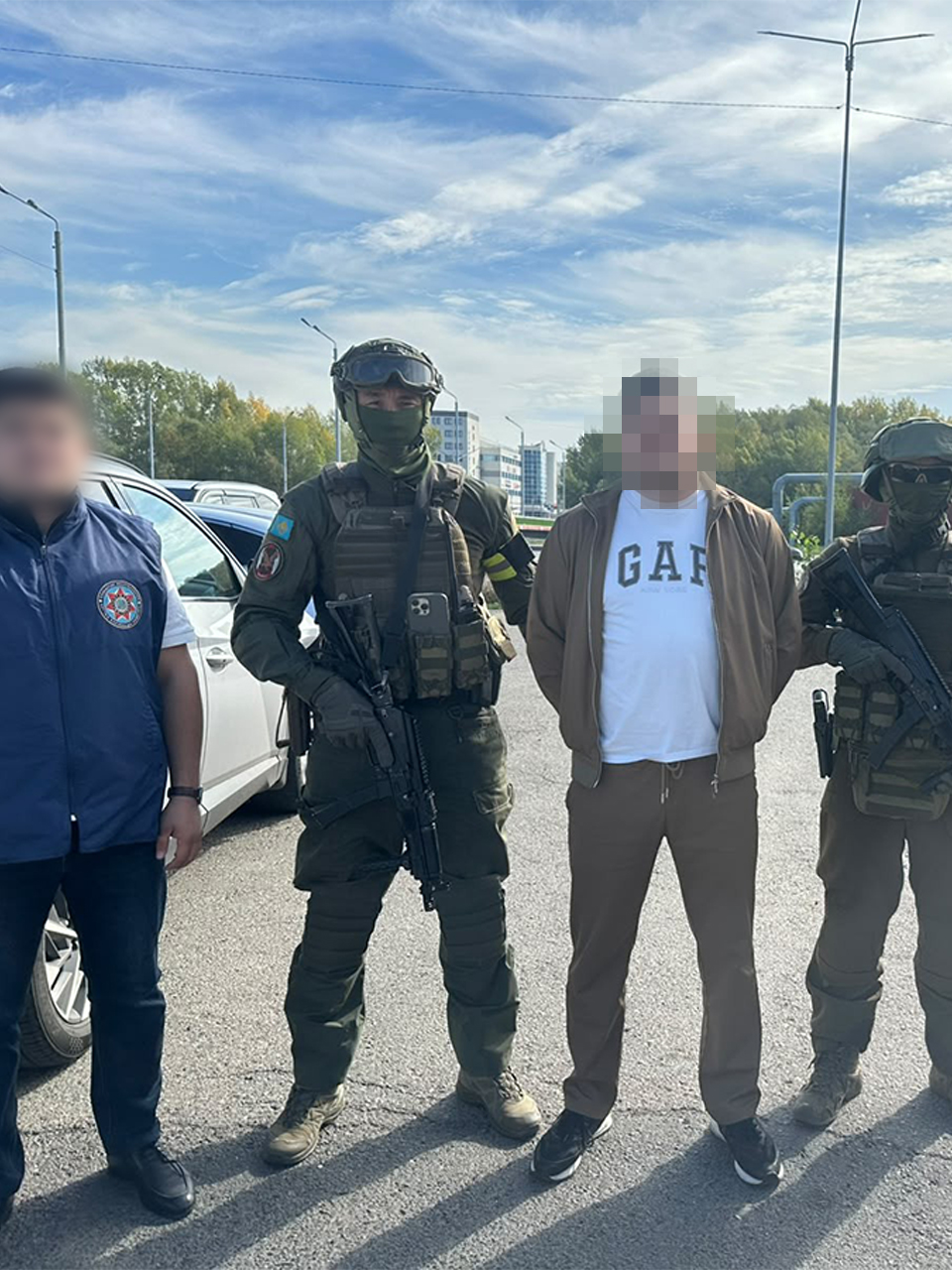 Әскери формадағы сарбаздар мен киімді ер адамдардың бірге түсірілген суреті.