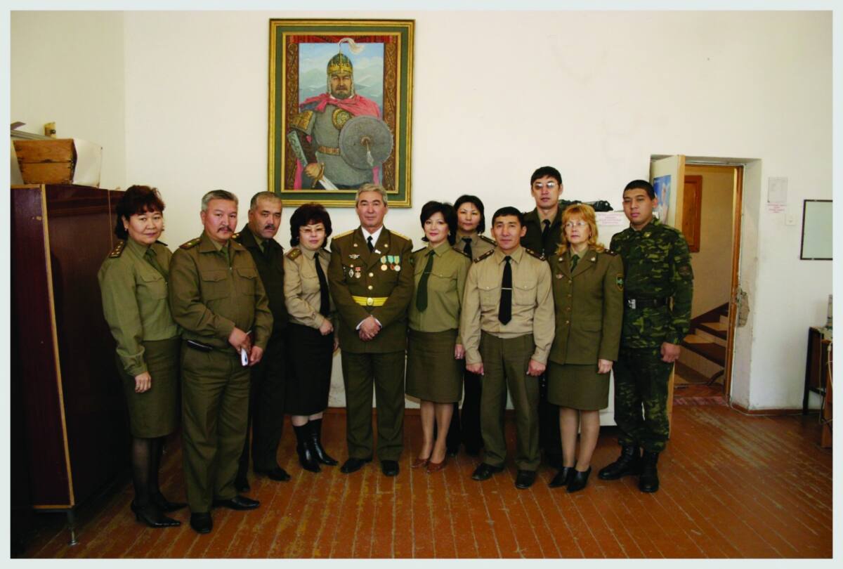 Әскери форма киген адамдар тобының бөлме ішіндегі топтық суреті.