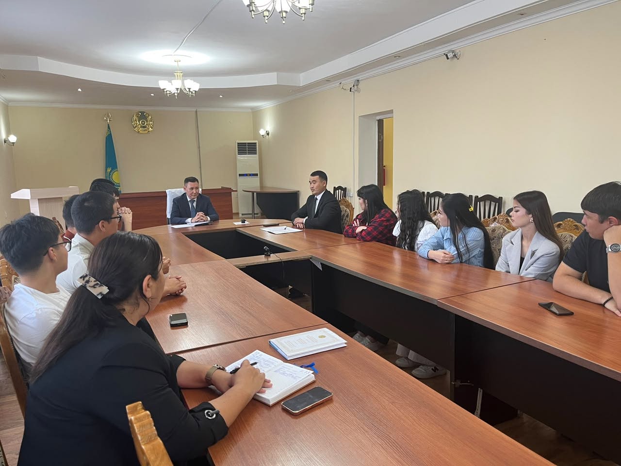 ПРЕДСТАВИТЕЛЬ ПРОВЁЛ КРУГЛЫЙ СТОЛ СО СТУДЕНТАМИ