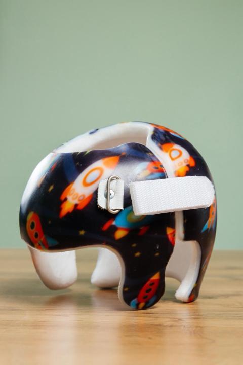 Зымыран суреттері бар нәрестелерге арналған қорғаныс шлемі.