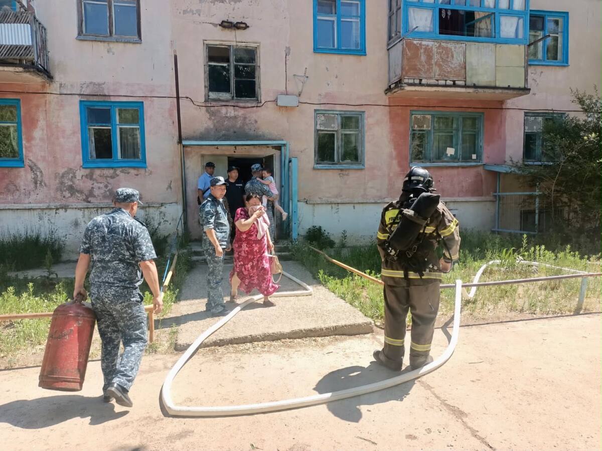 Сотрудники женской колонии  УИС по области Абай помогли жителям многоквартирного дома при пожаре