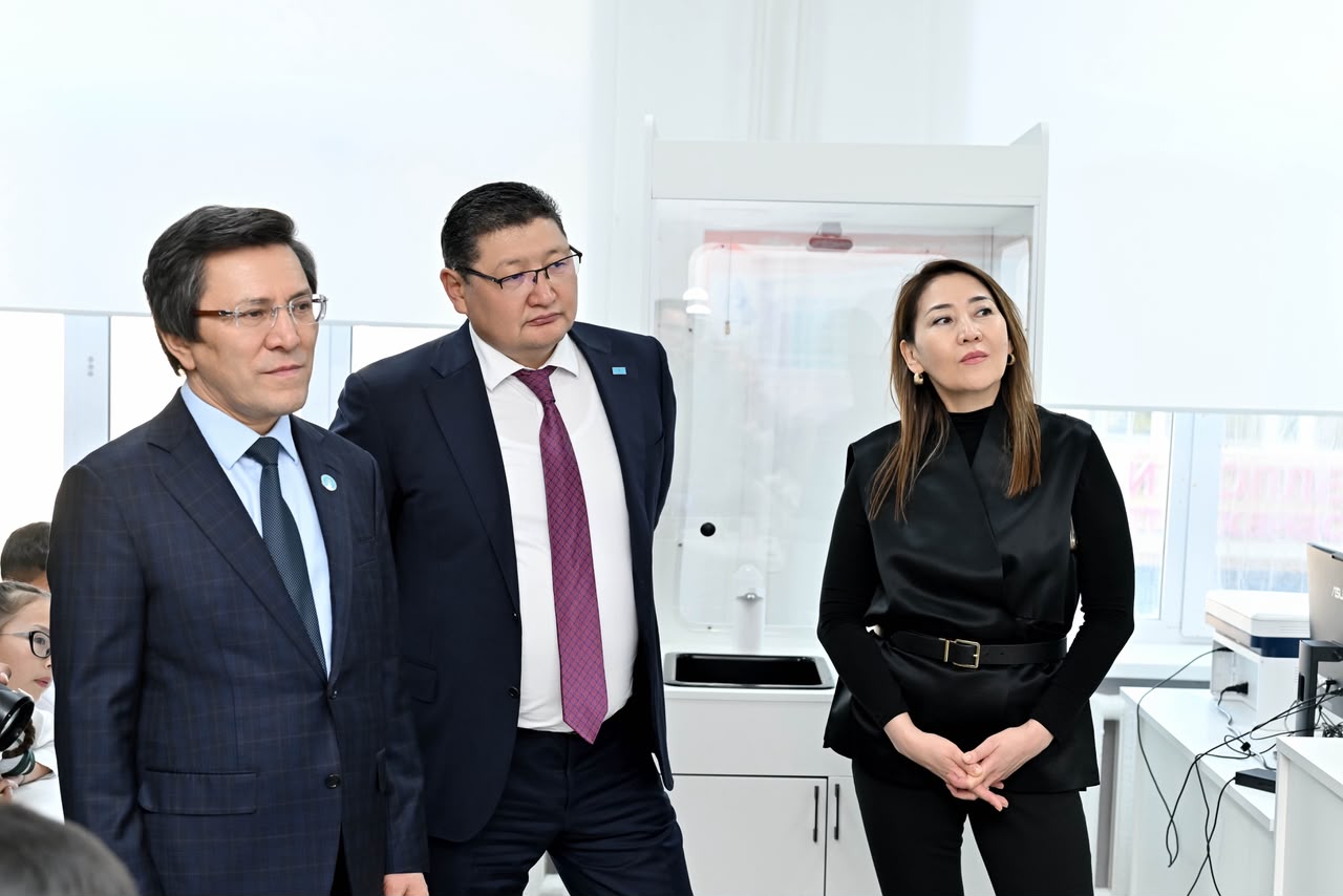 Ресми киімдегі үш адамның медициналық кабинеттегі түсігі.