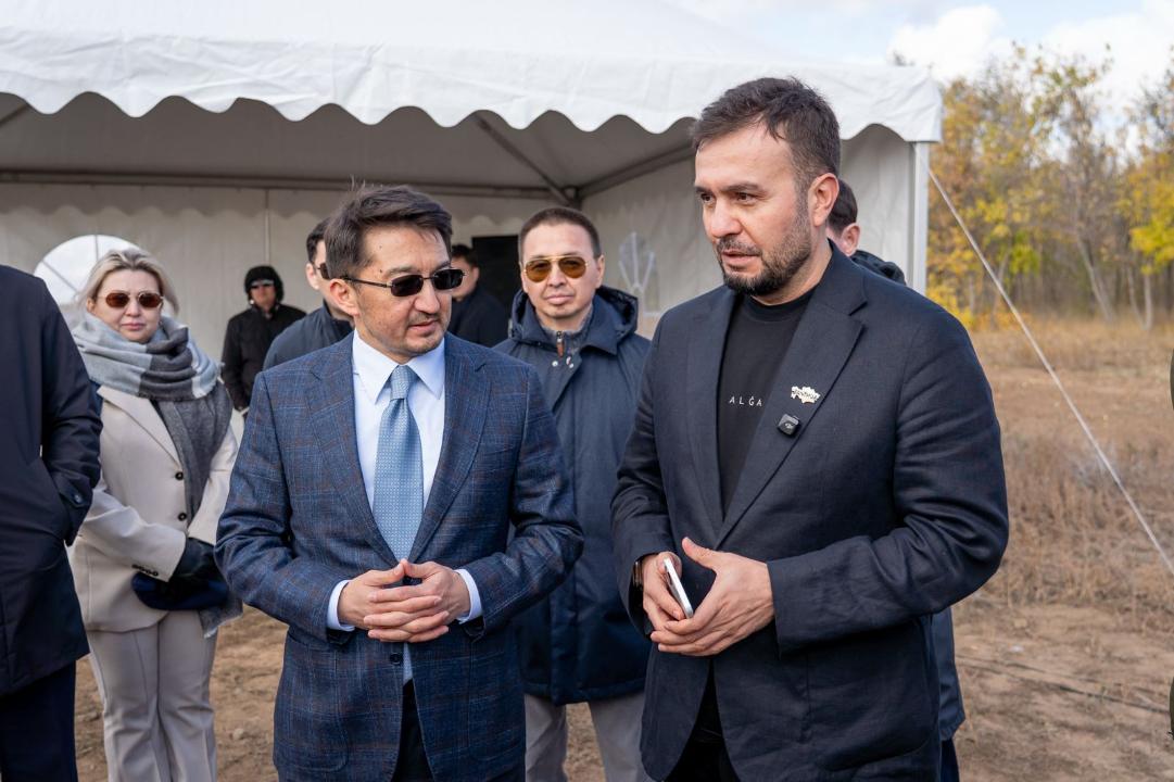 Костюм киген екі ер адамның сыртқы жердегі сөйлесуі.