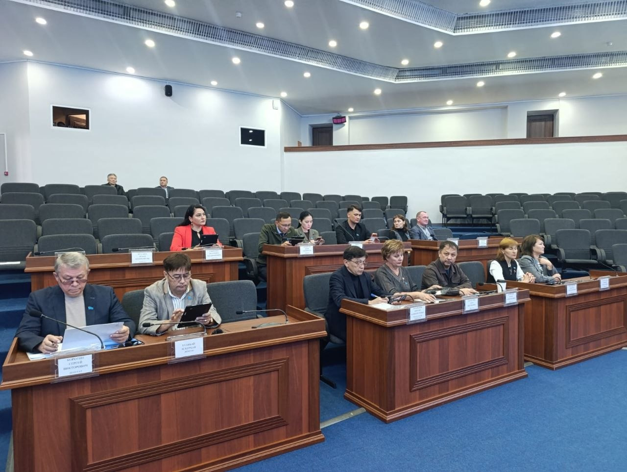 Конференция залындағы жиналысқа қатысушылар.