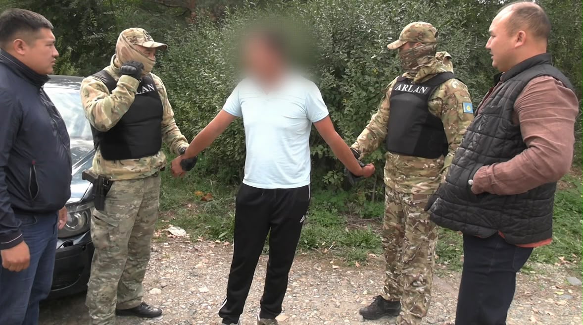 Машина с тайниками: в ВКО пресекли перевозку почти 3 килограмма марихуаны