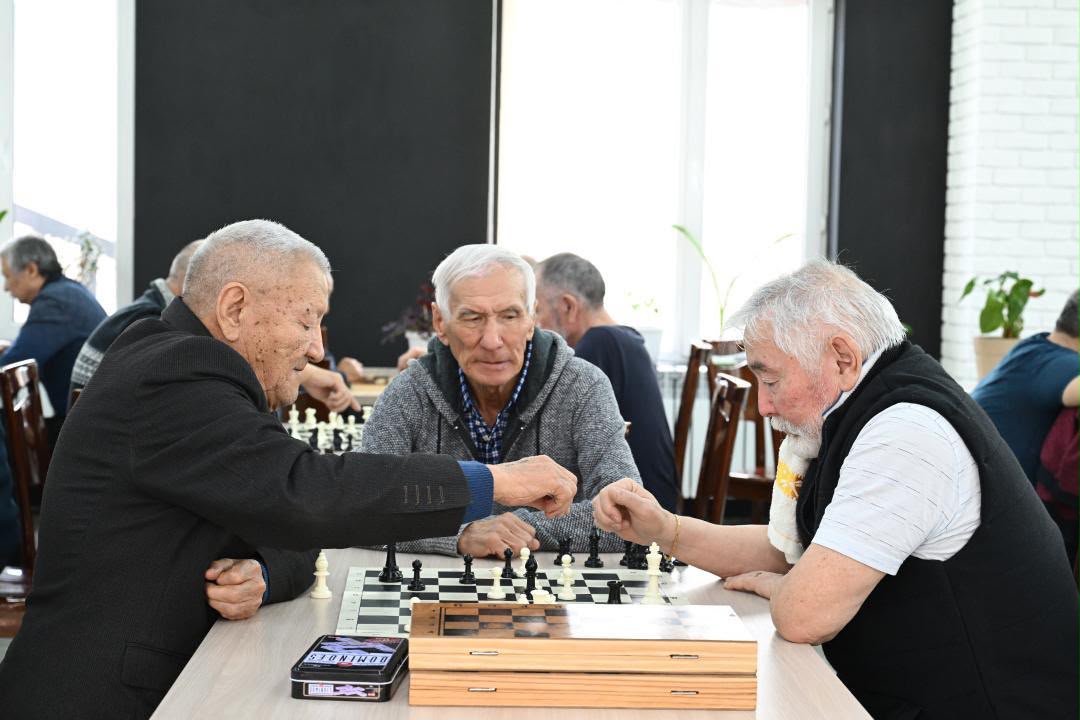 Шахмат ойнап жатқан қарт адамдар.