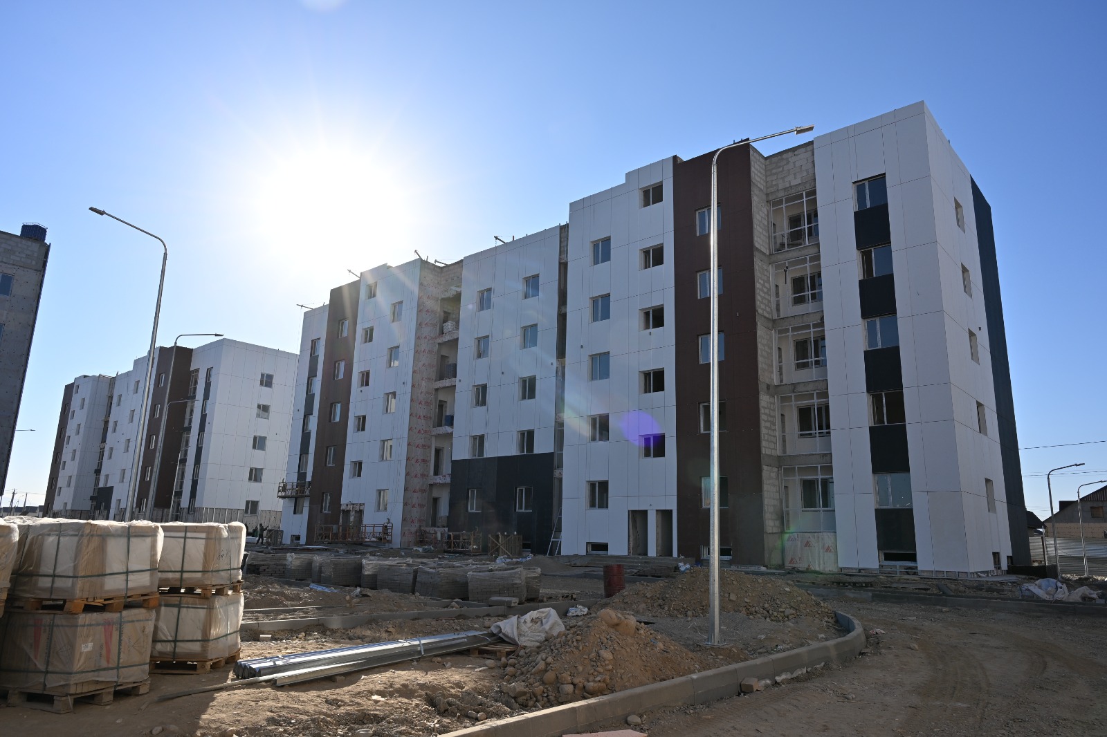 Құрылыс кезеңіндегі көпқабатты тұрғын үйлер.