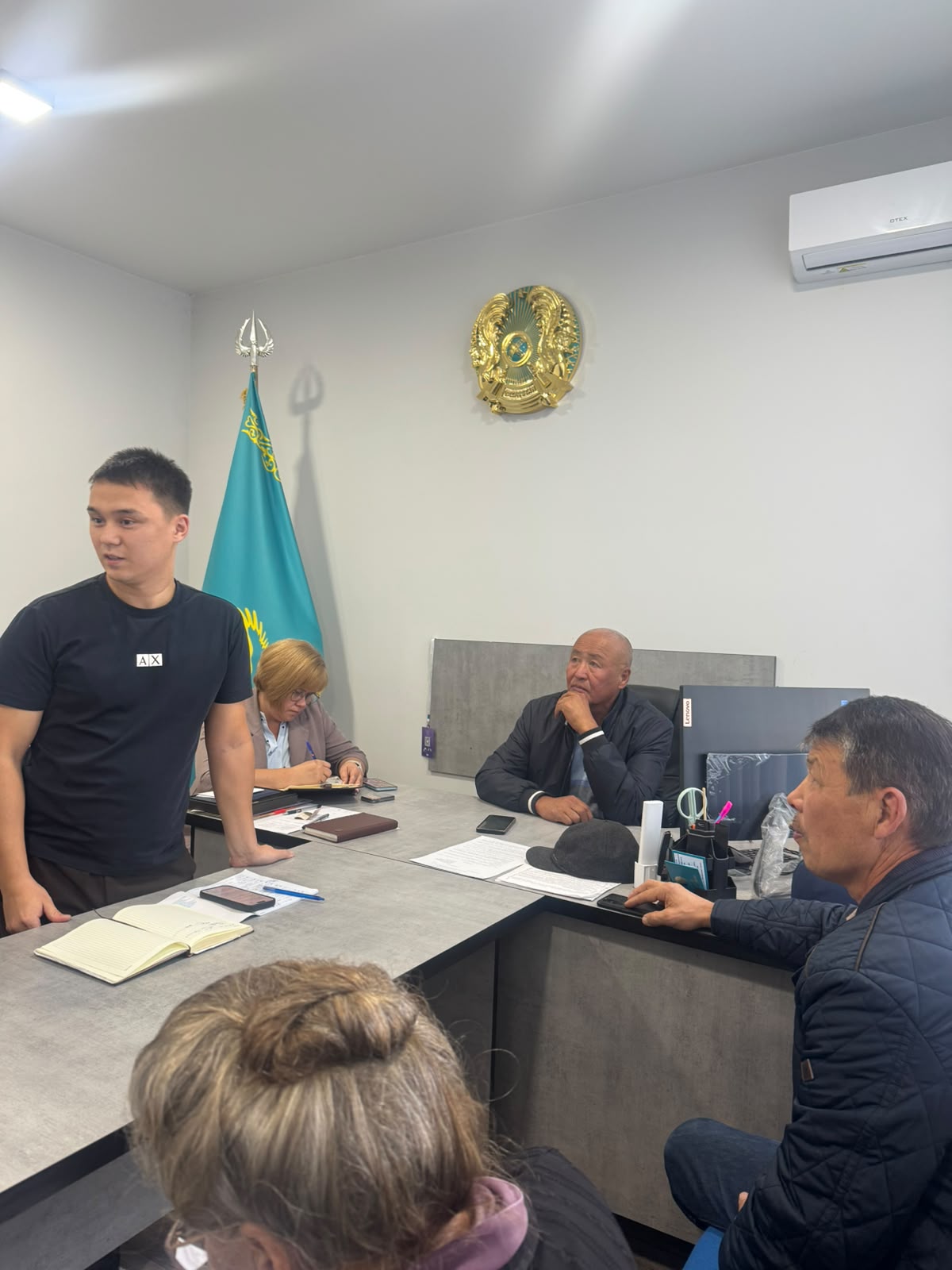 Аким Иртышского сельского округа провел встречу по вопросам профилактики туберкулеза и прохождения жителями скрининга. Во встрече принял участие заведующий врачебной амбулаторией села Прапорщиково.