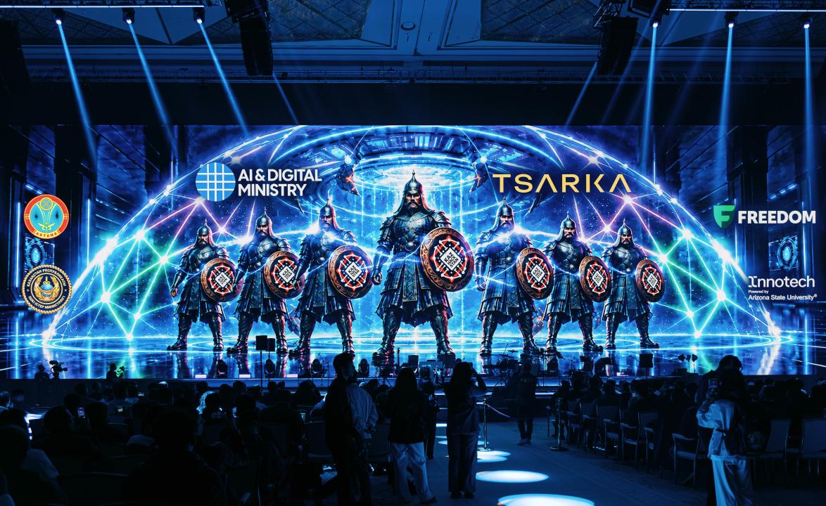 AI &amp; Digital Ministry іс-шарасының сахнасындағы футуристік сауыт киген жауынгерлер бейнеленген үлкен экран.